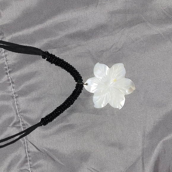 Glass flower necklace - Picture 4 of 4